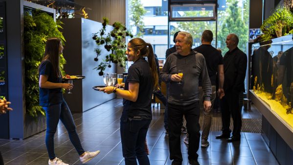 Kunden beim Betrachten der Aquarien
